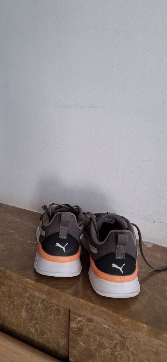 Zapatillas Puma grises y naranjas