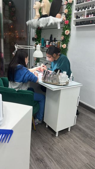 Traspaso peluqueria con cabina de estetica y manic