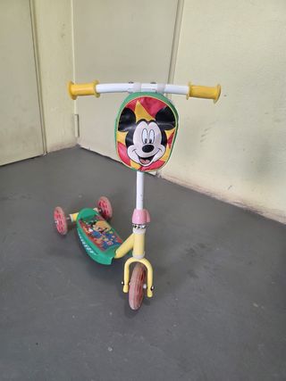 Patinete infantil Mickey Mouse. En perfecto estado