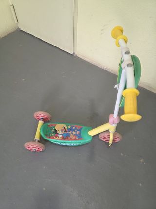 Patinete infantil Mickey Mouse. En perfecto estado