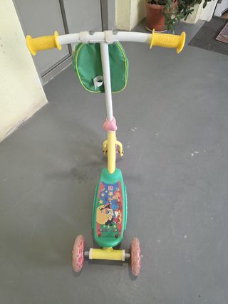 Patinete infantil Mickey Mouse. En perfecto estado
