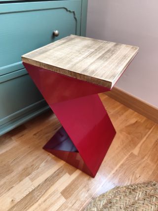 Mesita noche/auxiliar roja y madera
