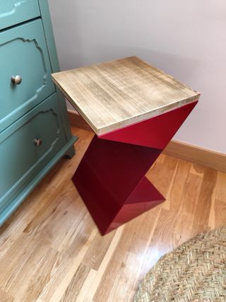 Mesita noche/auxiliar roja y madera