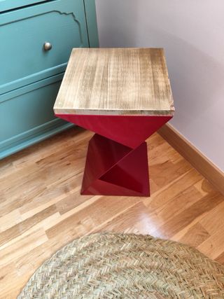 Mesita noche/auxiliar roja y madera