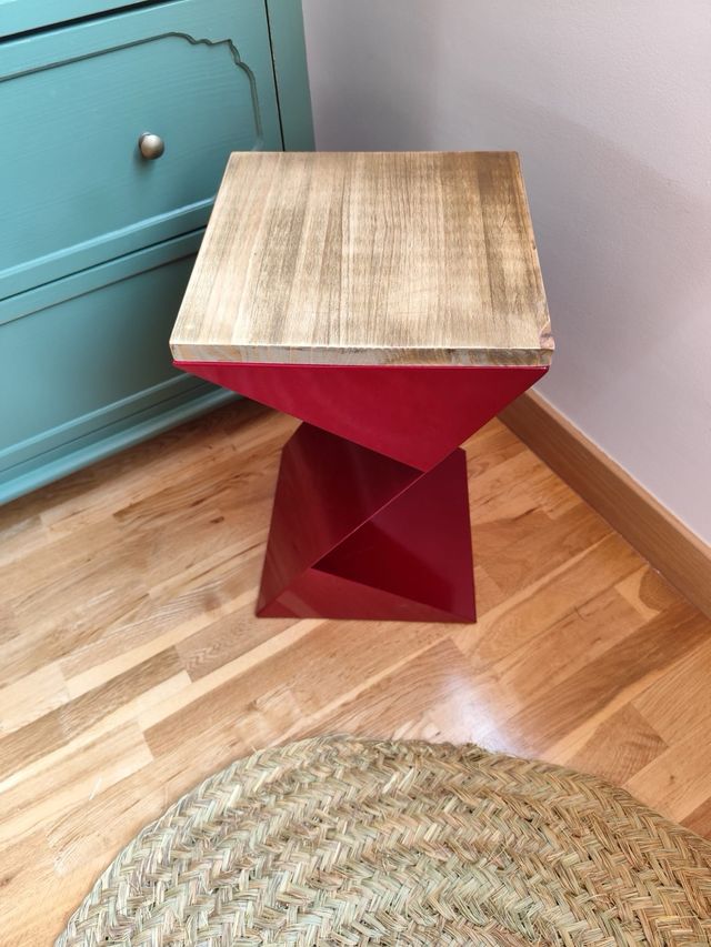 Mesita noche/auxiliar roja y madera