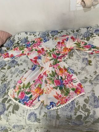 Mono corto floral azul, blanco y negro