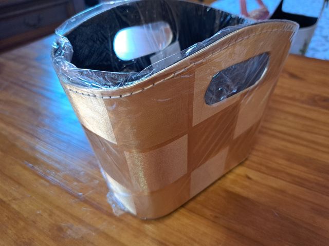 Cesta dorada cuadriculada