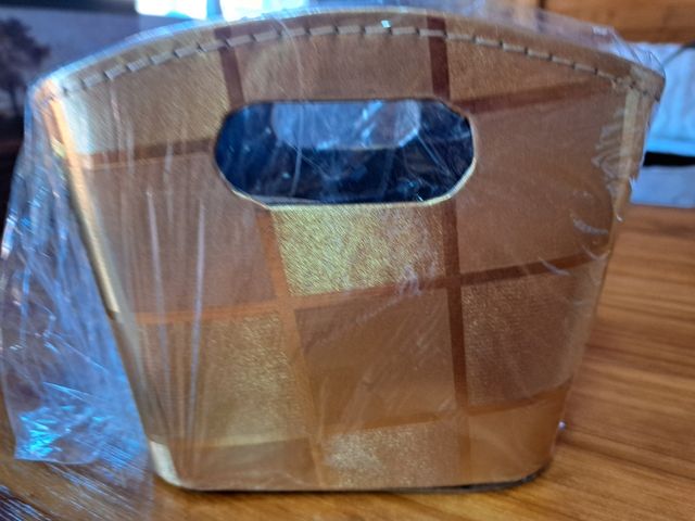 Cesta dorada cuadriculada