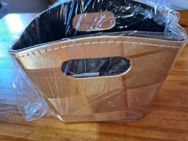 Cesta dorada cuadriculada