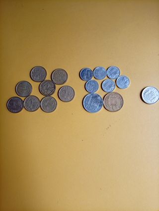 Pequeña colección de pesetas españolas antiguas.