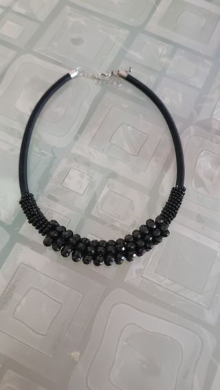 Collar negro cuentas brillantes