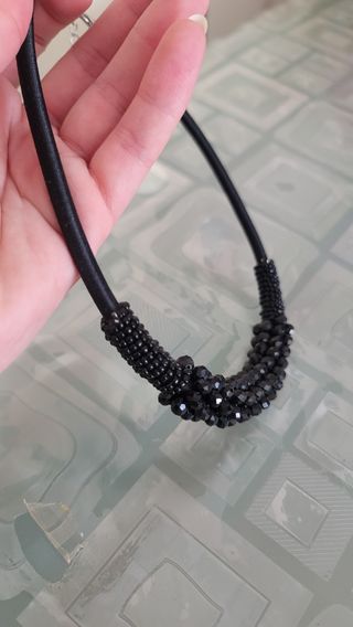 Collar negro cuentas brillantes