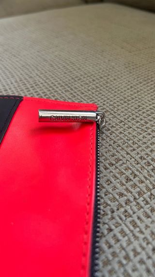 Neceser Calvin Klein rojo y negro
