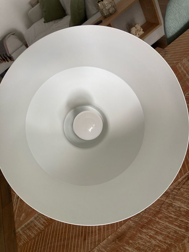 Lámpara colgante blanca y madera