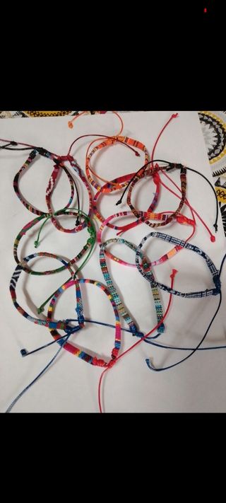 Pulseras tejidas multicolor