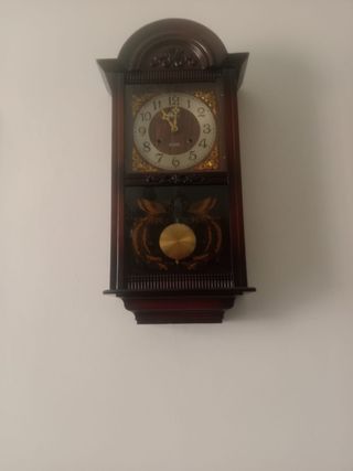 Orologio a pendolo antico in legno