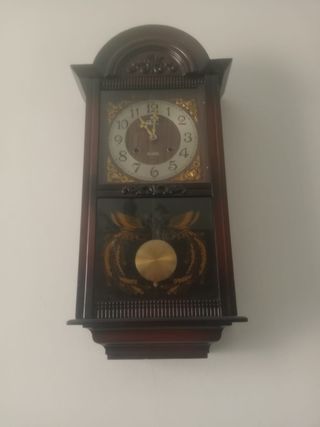 Orologio a pendolo antico in legno