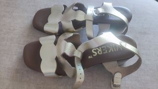Sandalias doradas piel nuevas a estrenar.