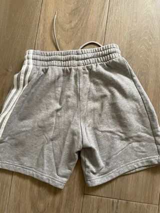 Shorts Adidas Gris - Pantalón Corto