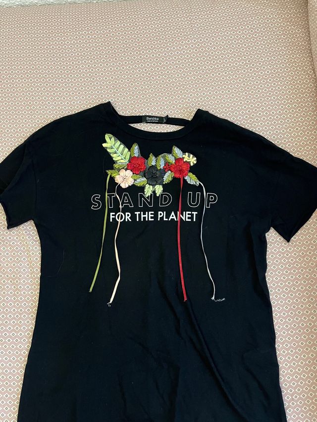 Camiseta Bershka Negra Flores