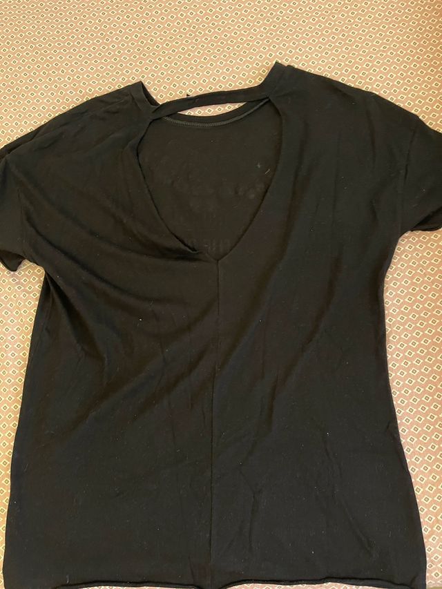 Camiseta Bershka Negra Flores