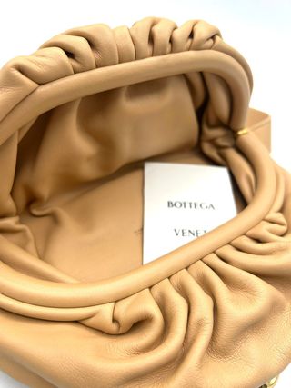 Bolso Bottega Veneta cadena beige