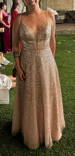 Vestido rosa con lentejuelas plateadas.