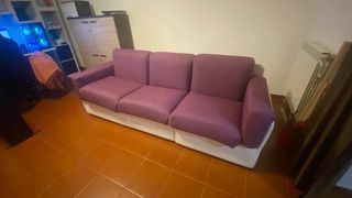 Divano 3 posti viola e bianco.