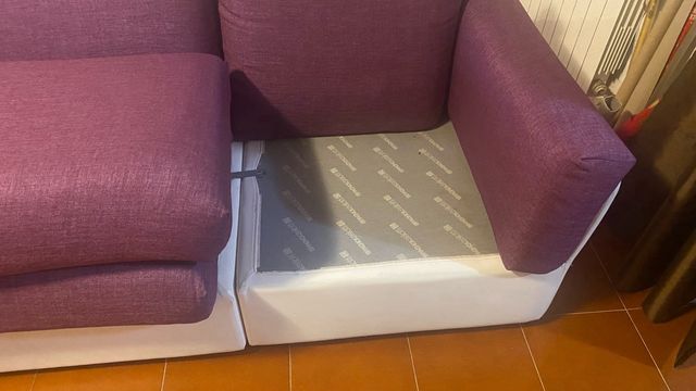 Divano 3 posti viola e bianco.