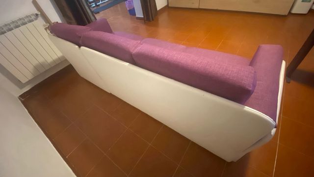 Divano 3 posti viola e bianco.