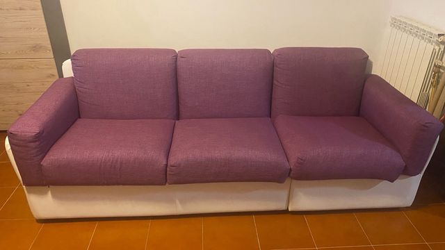 Divano 3 posti viola e bianco.