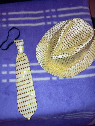 Gorro y corbata dorados fiesta