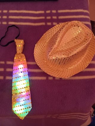 Gorro y corbata dorados fiesta