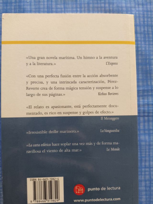 Libros de Pérez Reverte y Vargas Llosa.