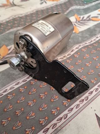 Motore e cinghia per macchine da cucire industriali