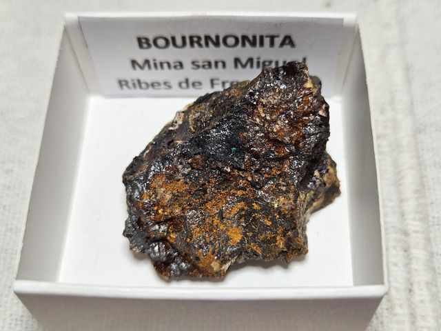 Lotto di 12 minerali in scatole da 4 x 4