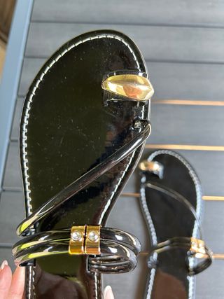 Sandalias negras con dorado