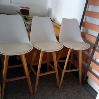 Mesa y 3 taburetes blancos