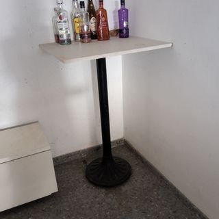Mesa y 3 taburetes blancos