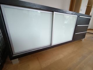 Aparador negro con puertas correderas y cajones