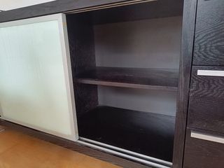 Aparador negro con puertas correderas y cajones