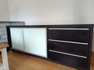 Aparador negro con puertas correderas y cajones