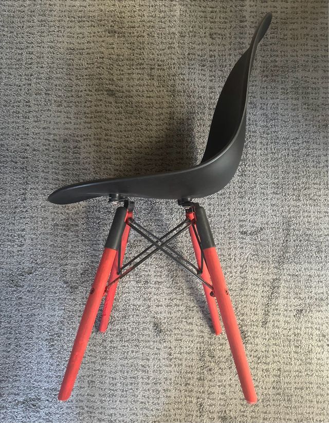 Silla diseño Eames negra y roja