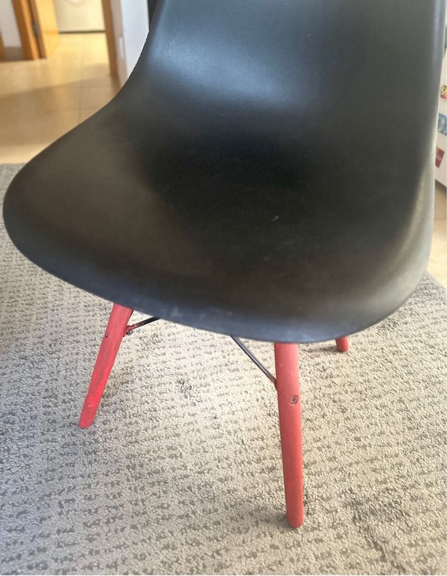 Silla diseño Eames negra y roja