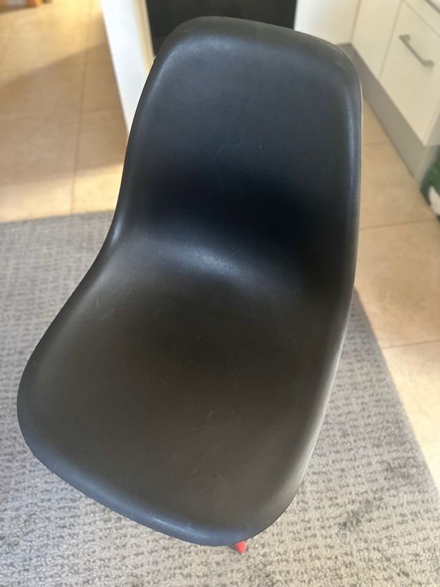 Silla diseño Eames negra y roja