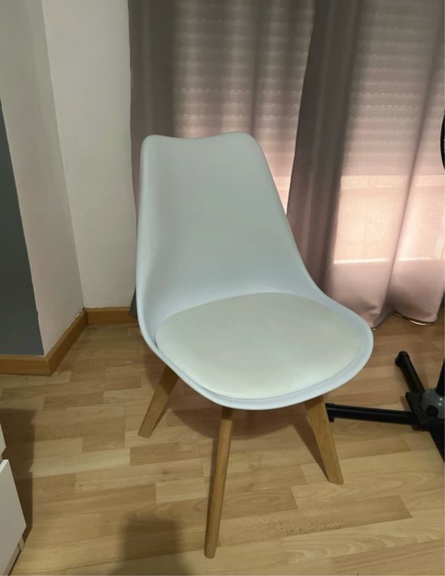 Silla escritorio blanca y madera