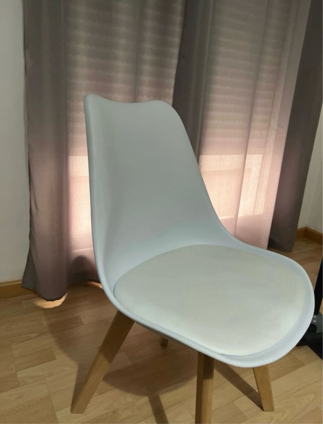 Silla escritorio blanca y madera