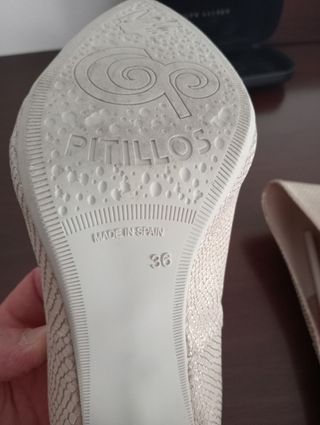 Zapatos Pitillos beige mujer, efecto reptil.