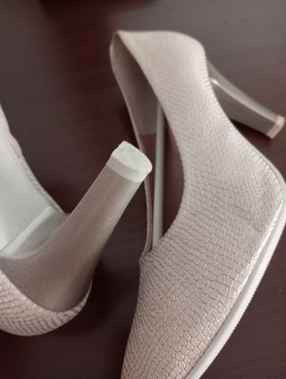Zapatos Pitillos beige mujer, efecto reptil.