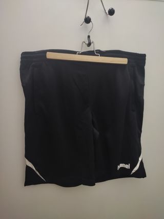 Bermuda deportiva hummel negra